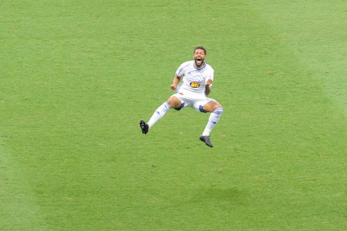 Fotos do jogo entre Cruzeiro e Ponte Preta, no Mineiro, em Belo Horizonte, pela 12 rodada da Srie B do Campeonato Brasileiro
