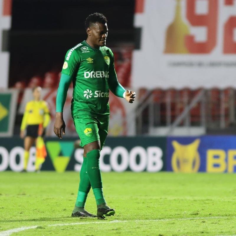 Paulo - zagueiro do Cuiab