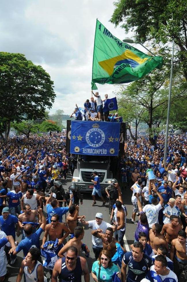 Antes do jogo com o Fluminense, em 7 de dezembro de 2014, jogadores do Cruzeiro desfilaram em carro aberto entre a Toca da Raposa II e o Mineiro, onde receberiam a taa de tetracampeo brasileiro. Uma multido azul tomou conta da Pampulha e festejou o quarto ttulo da Srie A. No jogo das faixas, a Raposa venceu o Tricolor por 2 a 1.