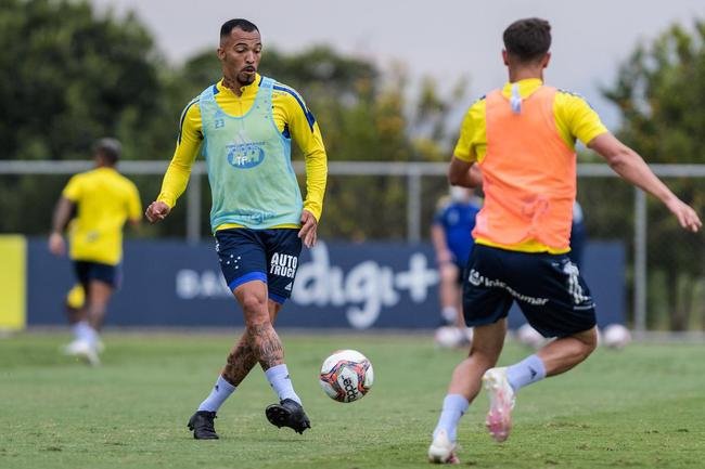 Jogadores do Cruzeiro realizaram primeiro treino sob comando de Mozart nesta sexta-feira (11/06)