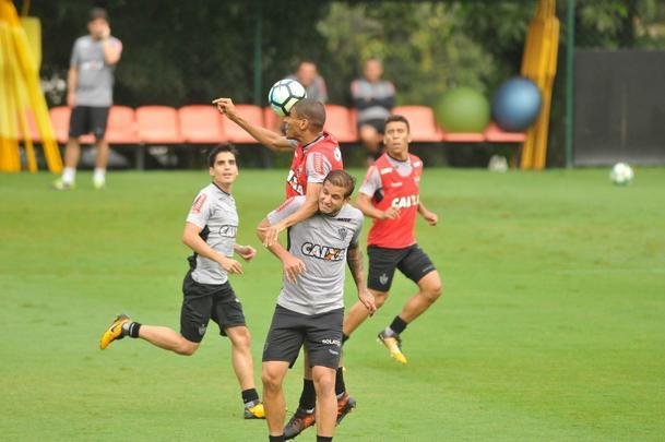 O elenco do Atltico treinou nesta quinta-feira de olho no jogo contra o Corinthians, neste domingo