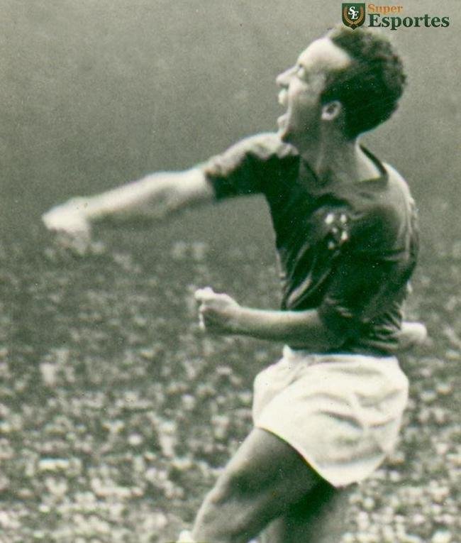 03/02/1968 - O jogador de futebol do Cruzeiro, Tosto, comemora gol contra o Atltico