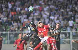 Em jogo com chuva de granizo e 'apago' no Horto, Galo  batido pelo Internacional por 1 a 0