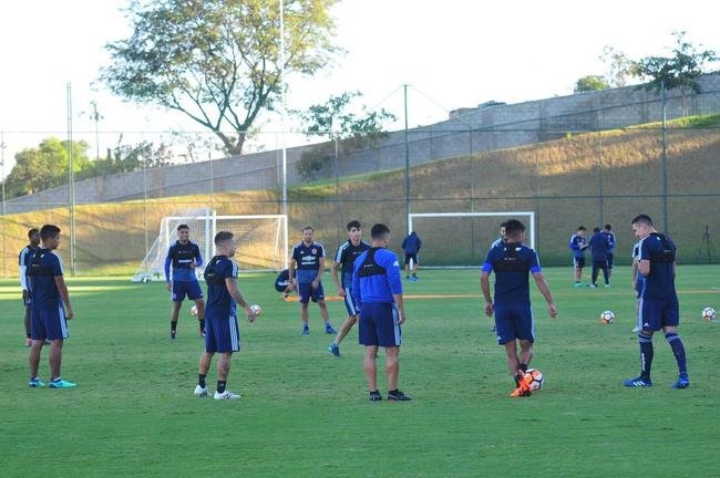 Elenco da Universidad de Chile treinou nesta tera-feira  tarde na Cidade do Galo, em Vespasiano. Time chileno se prepara para enfrentar o Cruzeiro na quinta, s 19h15, no Mineiro, pela Copa Libertadores. Tcnico Angel Guillermo Hoyos ter retornos do zagueiro Jara e do lateral-esquerdo Beausejour