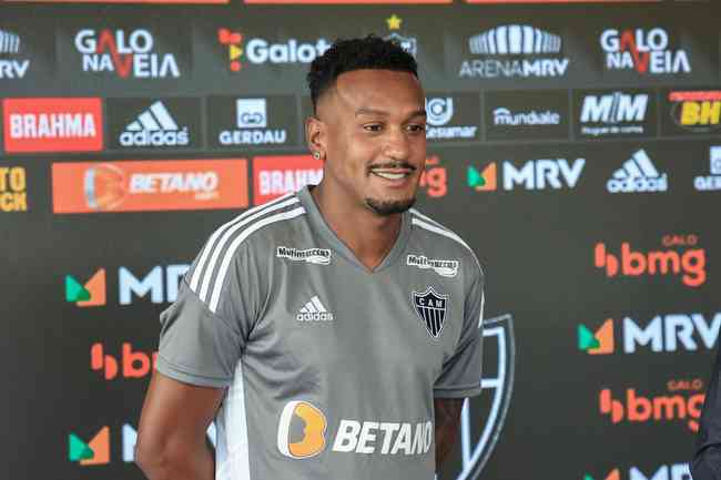 Improvisado na lateral, Edenilson garante dedicação extra no Galo