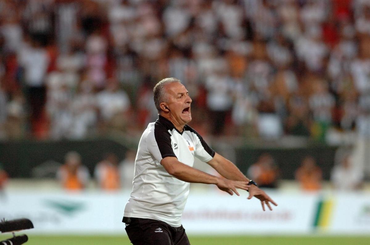 Dorival Jnior esteve  frente do Atltico em quatro vezes entre 2010 e 2011. Foram trs vitrias e uma derrota.