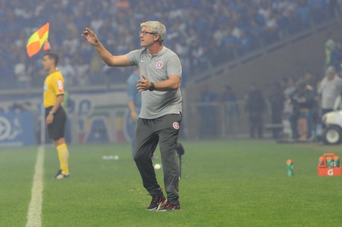 Tcnico Mano Menezes e Odair Hellmann em jogo de ida da semifinal da Copa do Brasil