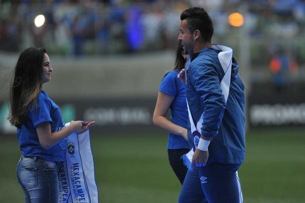 Jogadores, integrantes da comisso tcnica e dirigentes do Cruzeiro recebem faixas alusivas ao ttulo da Copa do Brasil