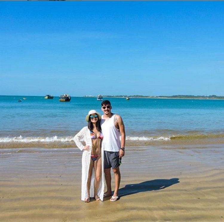 O goleiro Uilson curte a praia com sua companheira no litoral brasileiro