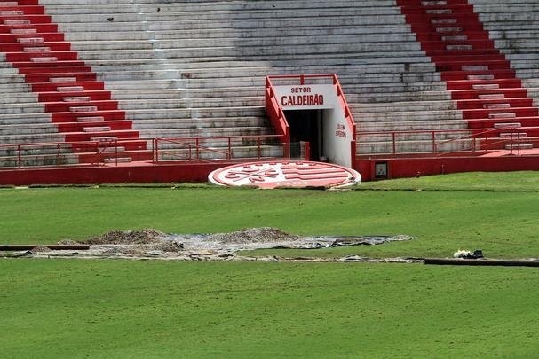 Funcionários do clube trabalham para recuperar o gramado após as fortes chuvas que caíram no Recife