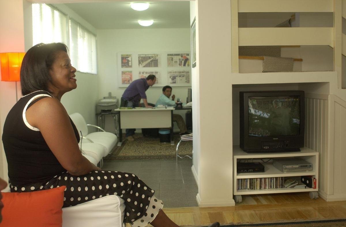 28/04/2006 - Dona Miguelina, me de Ronaldinho Gacho, concede entrevista em casa, na cidade de Porto Alegre - Foto de Ronaldo de Oliveira/CB