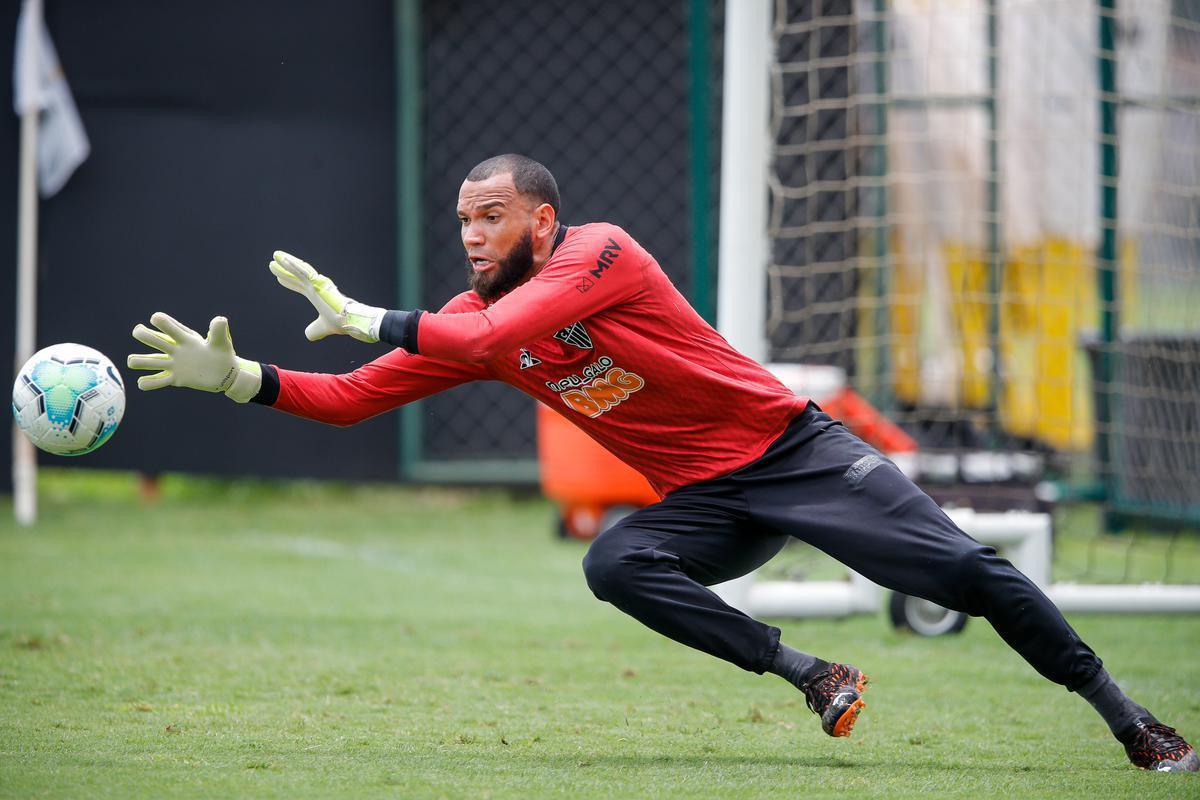 EVERSON - Comandado por Sampaoli no Santos, goleiro foi contratado por R$ 6 milhões.