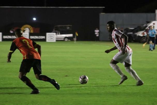 Com o resultado, o Alvirrubro precisar vencer, de qualquer jeito, o Sampaio Corra, na prxima rodada, nos Aflitos 