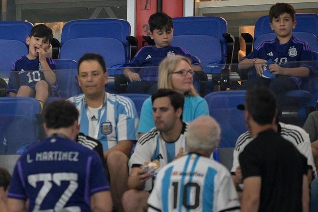 Familiares de Messi em camarote do Estdio 974, de Doha, durante jogo entre Argentina e Polnia pelo Grupo C da Copa do Mundo. Nas fotos aparecem o pai Jorge Messi, a esposa Antonela Roccuzzo e os filhos Ciro, Thiago e Matteo