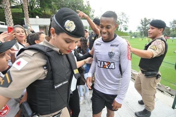 Robinho recebeu carinho de crianas do grupo Vibrante Mirim, de Ibirit-MG, que tem parceria com a PM