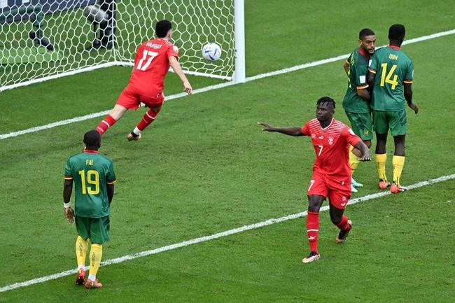 Pela primeira rodada do Grupo G da Copa do Mundo, Sua e Camares se enfrentam no Estdio Janoub, em Al-Wakra