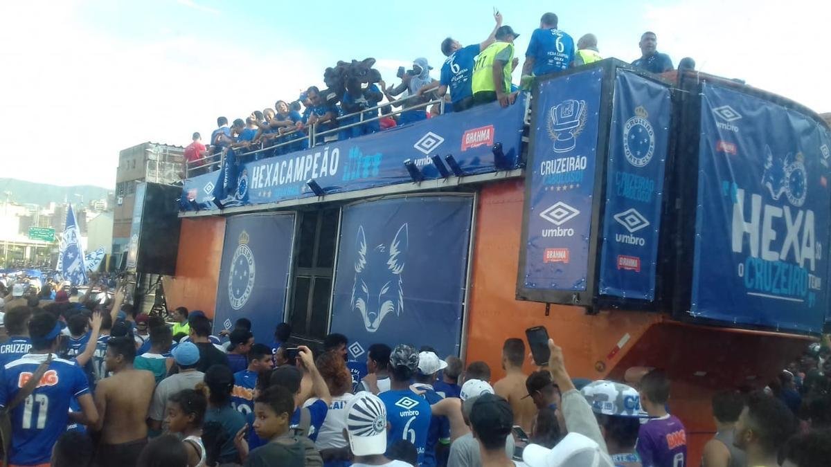 Antes de chegada  Praa Sete, caminho do Corpo de Bombeiros com jogadores do Cruzeiro passou pela Avenida Antnio Carlos, em Belo Horizonte