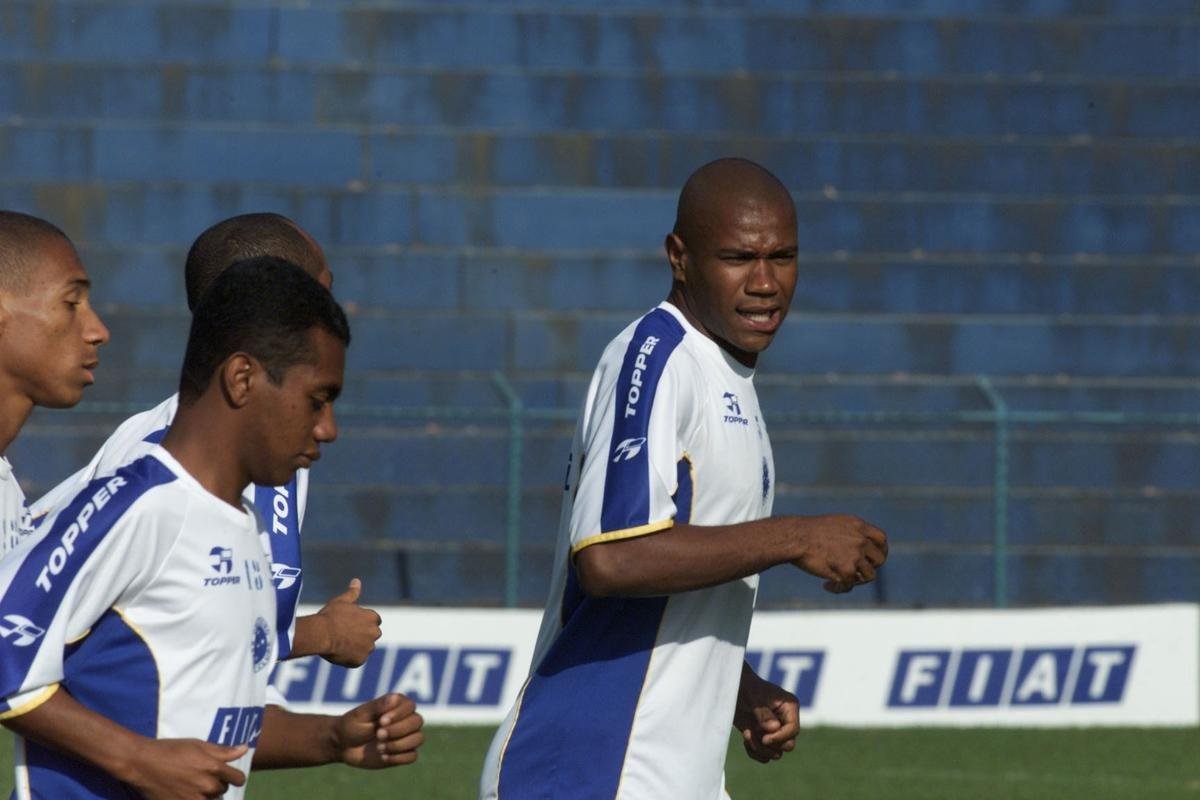 Fotos do zagueiro Joo Carlos em suas passagens pelo Cruzeiro, entre 1996 e 2001