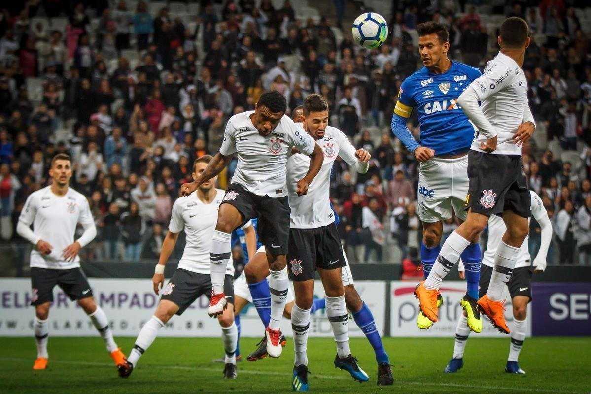 Fotos do amistoso entre Corinthians e Cruzeiro, que terminou empatado por 2 a 2, nesta quarta-feira (11/7), na Arena Corinthians, em So Paulo. Gols da Raposa foram marcados por Henrique e Rafael Sobis.