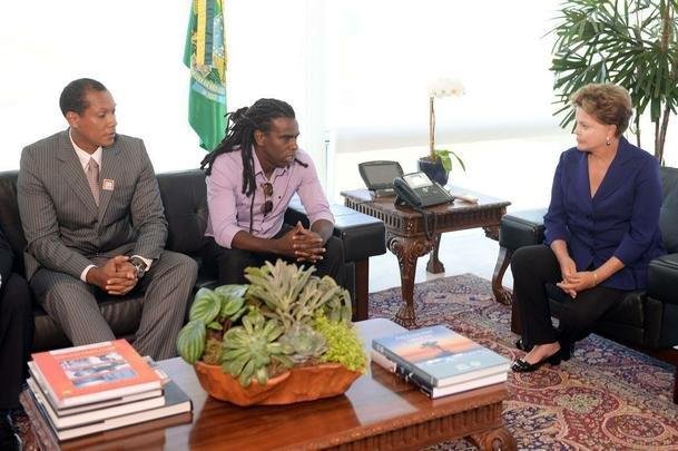 Como parte do gesto de respeito a quem havia sido vítima de injúria racial, a então presidenta da República Dilma Rousseff recebeu Tinga em Brasília.
