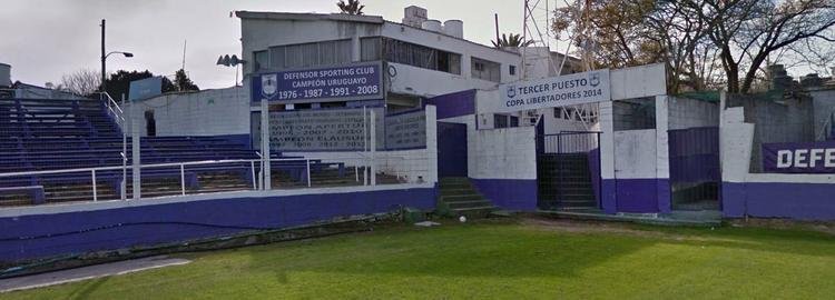 As cores roxa e branca, do rival Defensor, tomam conta de todo o estádio. Mas não é apenas isso que pode %u201Cincomodar%u201D jogadores do Danubio. Os principais feitos do Defensor estão gravados em placas próximas das arquibancadas.
