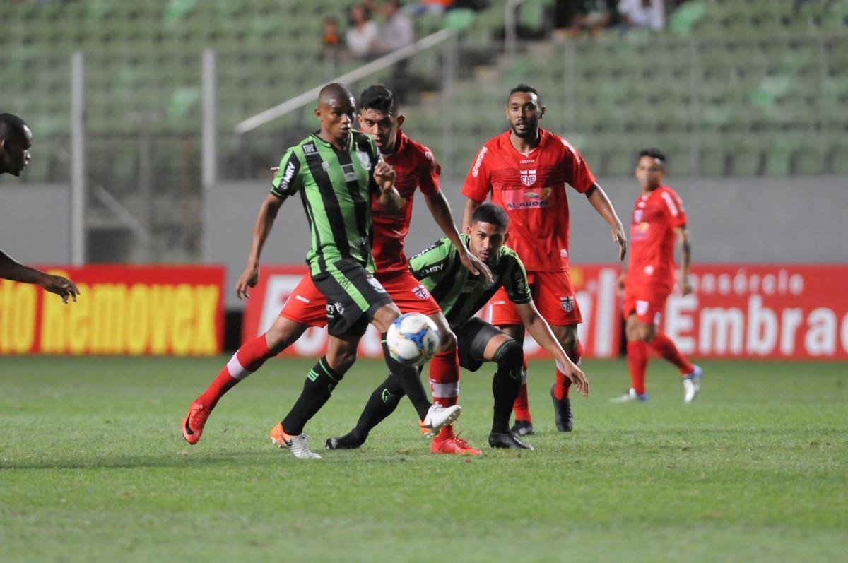 Imagens do duelo entre Amrica e CRB, no Independncia, pela 26 rodada da Srie B