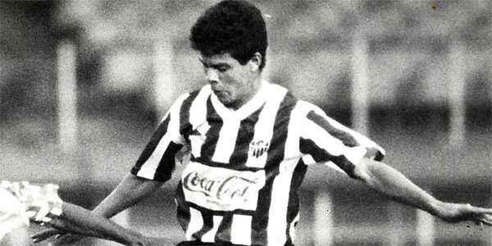 Copa Conmebol de 1993 - O Atlético acabou eliminado para o Botafogo na Copa Conmebol de 1993. Depois de vencer o primeiro jogo por 3 a 1, no Mineirão, o Galo foi goleado por 3 a 0 na segunda partida e acabou fora da decisão. Ryuller (foto) foi titular nas duas partidas.