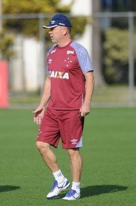 Mano Menezes voltou a fechar treino na Toca da Raposa II e permitiu imagens apenas do aquecimento. O certo é que o treinador voltará a contar com o Cruzeiro ideal diante do Boca Juniors, na quinta-feira, no Mineirão. Todos os atletas estão à disposição para duelo de volta das quartas de final da Libertadores