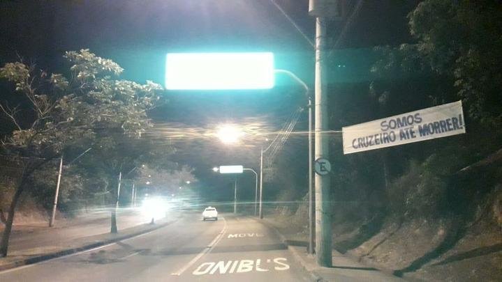 Faixas de apoio ao Cruzeiro so estendidas em Belo Horizonte antes da partida contra o FLuminense