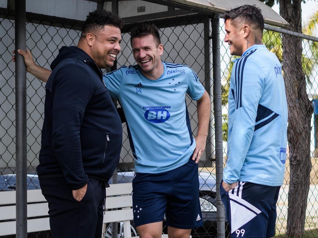 Em Belo Horizonte, Ronaldo acompanhou treino do Cruzeiro na manh desta quarta-feira (15) e conversou com jogadores na Toca da Raposa II