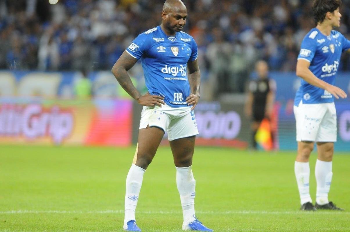 No segundo tempo, Cruzeiro perdeu pnalti com Sass, mas chegou  virada em nova cobrana, dessa vez bem executada por Thiago Neves: 2 a 1