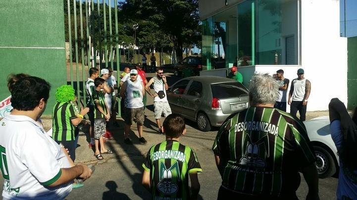 Torcedores americanos fizeram protesto e abordaram os jogadores na porta do CT Lanna Drumond