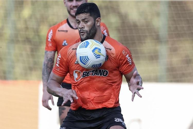 Com Guilherme Arana de volta, Cuca comanda atividade na Cidade do Galo