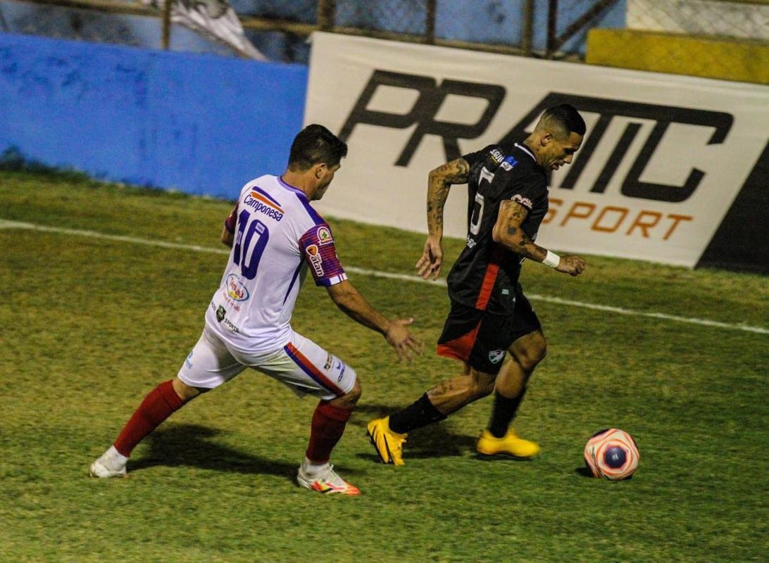 Jogando em casa, o Salgueiro foi melhor e imps o placar de 3 a 0 sobre o Afogados, confirmando a sua terceira deciso de ttulo do Campeonato Pernambucano, segunda contra o Santa Cruz.