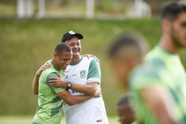 Lisca foi apresentado, conversou com jogadores e assistiu ao treino do Amrica