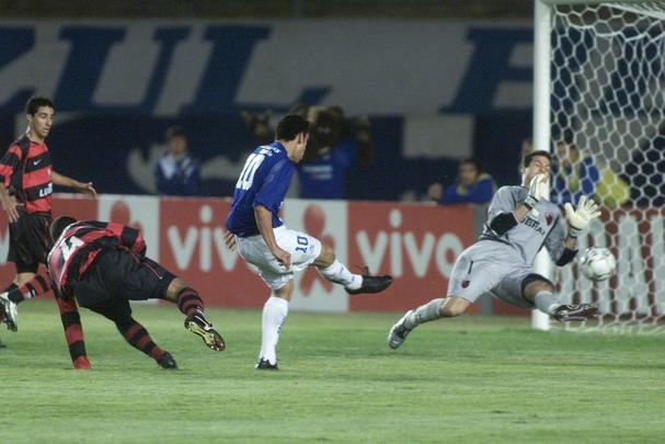 Fred em ação pelo Cruzeiro entre 2004 e 2005