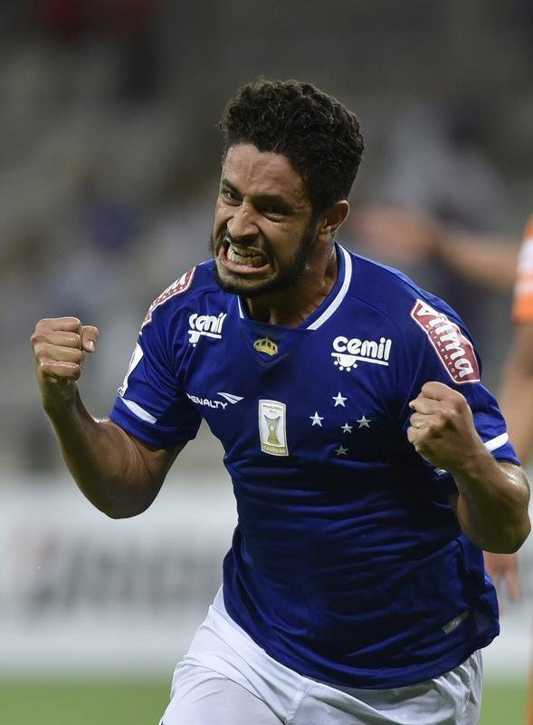 Em 2015, nova reformulação: a brasileira Penalty chega, enquanto o espaço para patrocínio máster fica vazio por boa parte da temporada. A camisa principal era azul, com detalhes brancos na manga e na gola, que também tinha a coroa. A partir de meados da temporada, o Supermercados BH se tornou o patrocinador máster do clube. O uniforme tinha o patch de campeão brasileiro de 2014.