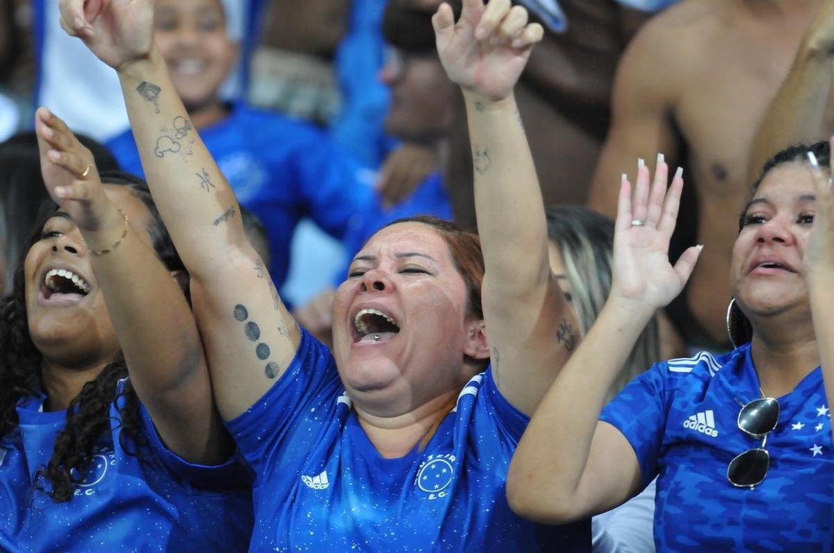 Fotos da grande festa da torcida e do time do Cruzeiro aps a vitria sobre o Operrio, por 1 a 0, que aproximou o time celeste do acesso  Srie A