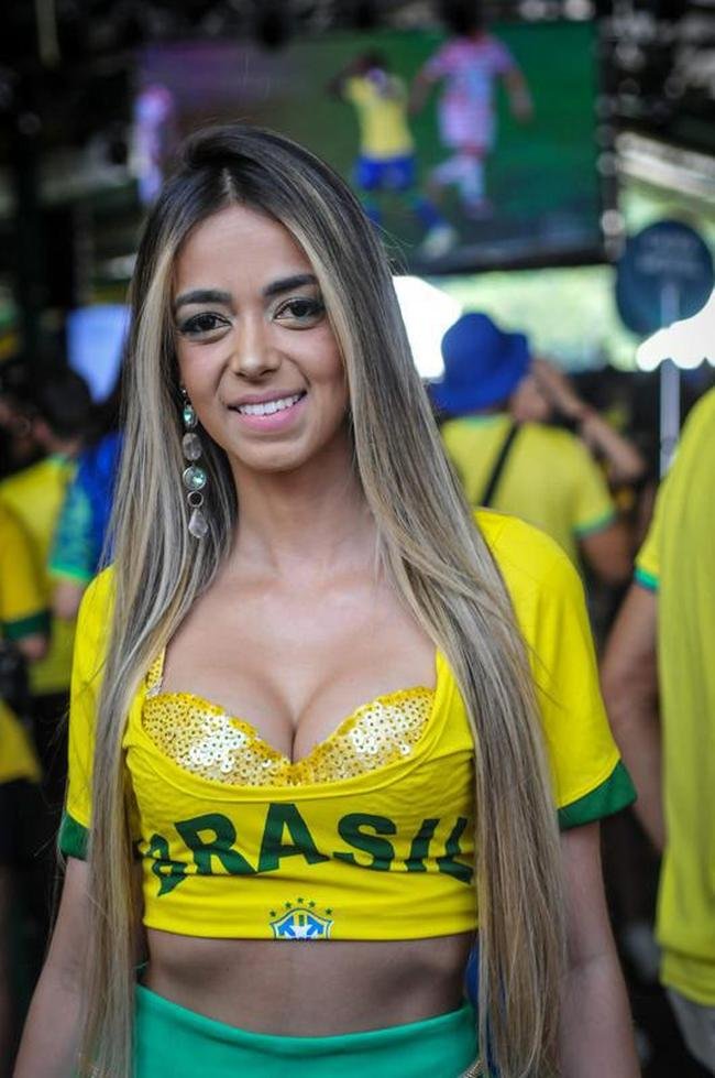 No evento Ginga BH, no bairro Buritis, em Belo Horizonte, torcedores acompanham o jogo entre Brasil e Cro�cia pelas quartas de final da Copa do Mundo