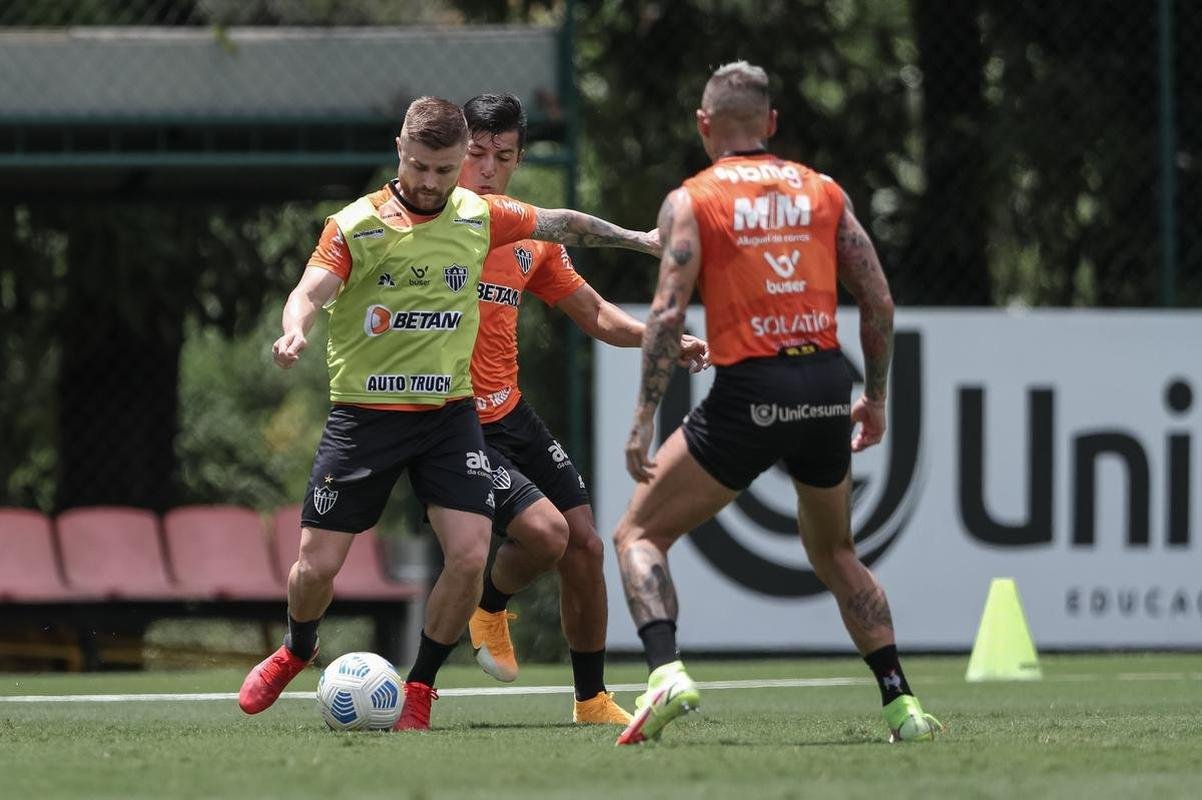 Aps a vitria por 2 a 1 sobre o Cuiab, neste domingo (24), pelo Campeonato Brasileiro, o elenco do Atltico se reapresentou e treinou na tarde desta segunda-feira (25), na Cidade do Galo, em Vespasiano. As atividades visaram o duelo de volta da semifinal da Copa do Brasil, contra o Fortaleza, que ocorrer na quarta-feira (27). Por ter vencido o jogo de ida por 4 a 0, no Mineiro, o Galo tem vaga encaminhada na deciso do principal torneio mata-mata do pas.
