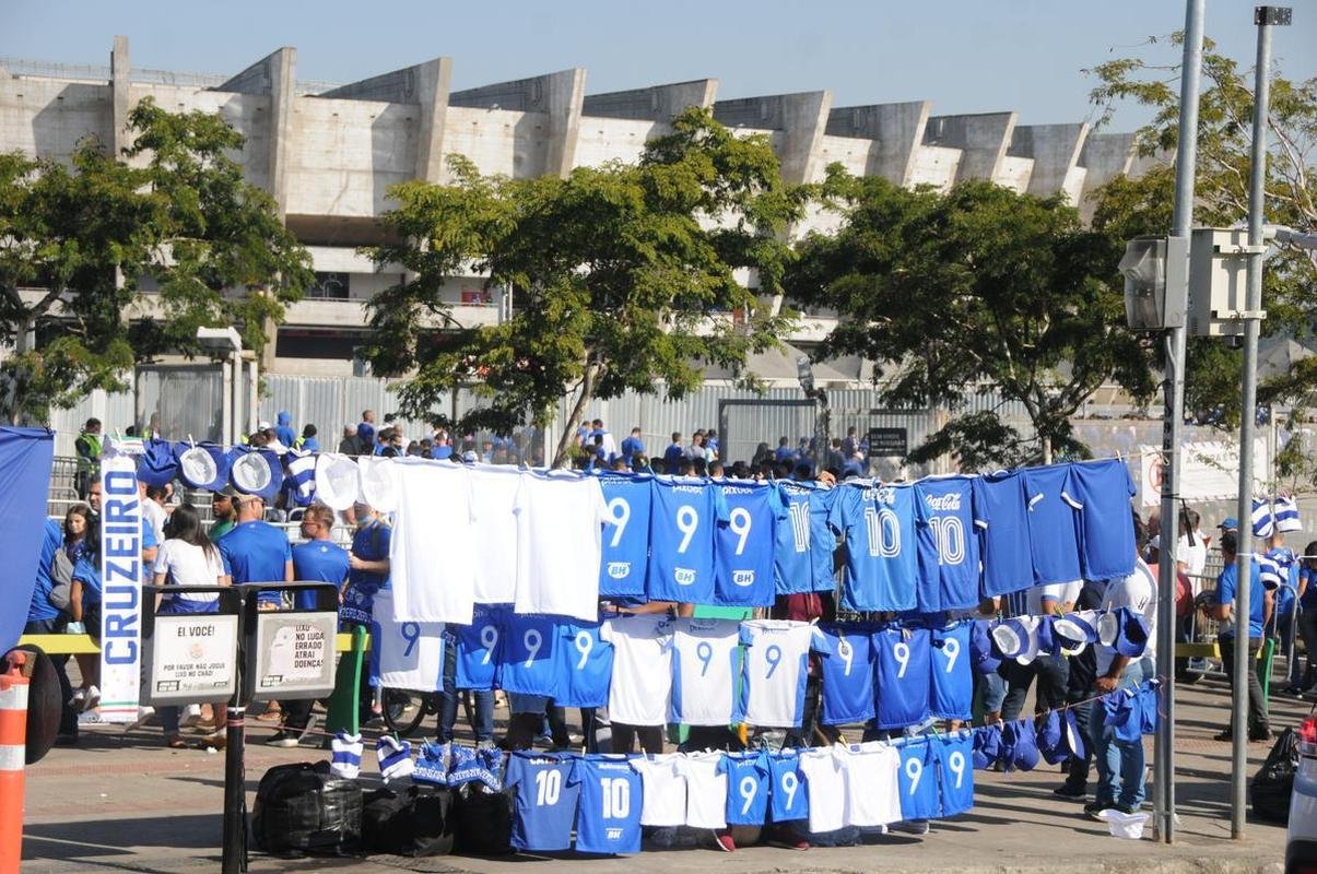 Chegada da torcida do Cruzeiro ao Mineiro para o jogo contra a Ponte Preta pela 13 rodada da Srie B do Campeonato Brasileiro. Estdio voltou a receber grande pblico