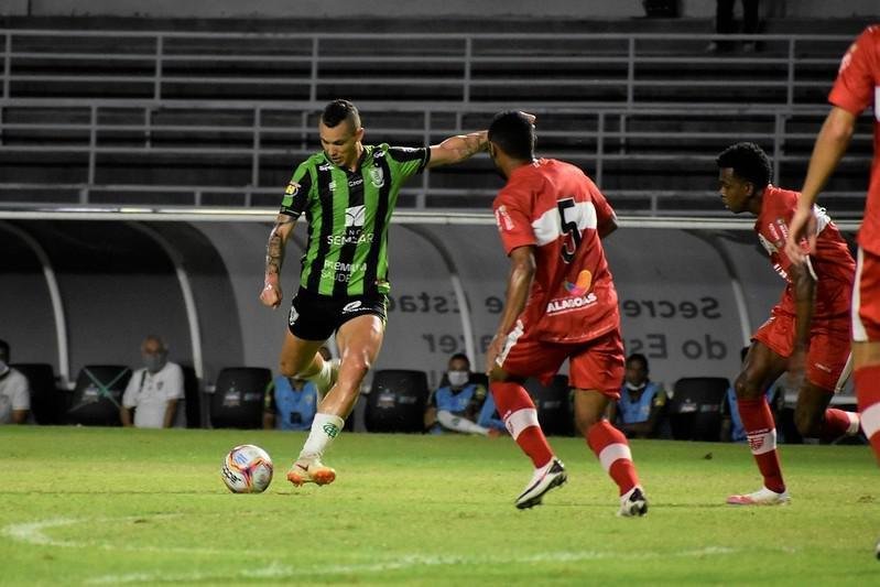 Fotos do duelo entre CRB e Amrica, pela Srie B