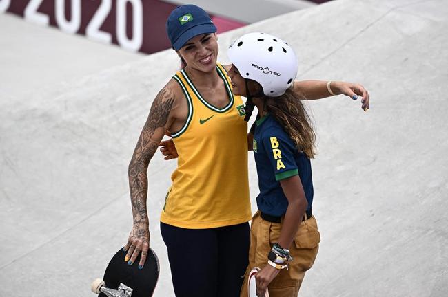 Brasileira Rayssa Leal, de 13 anos, conquista medalha de prata no skate street nos Jogos Olímpicos de Tóquio. Japonesas Momiji Nishiya (ouro)  Funa Nakayama (bronze) completaram o pódio
