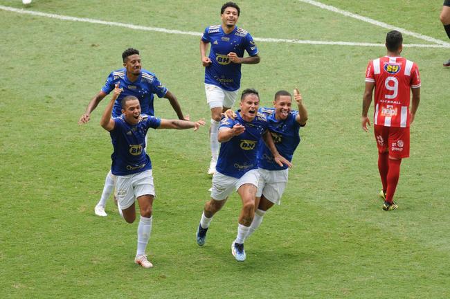 Edu empatou o jogo para o Cruzeiro diante do Villa Nova, no Independncia, pela oitava rodada do Campeonato Mineiro