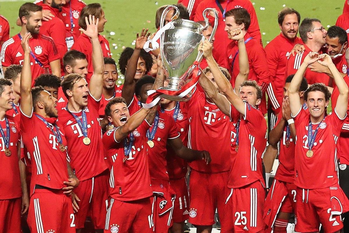 Bayern conquistou o hexa da Liga dos Campeões da Europa ao vencer o PSG por 1 a 0, neste domingo, no Estádio da Luz, em Lisboa. Coman marcou o gol do título alemão. Capitão Neuer ergue a taça junto aos seus companheiros.