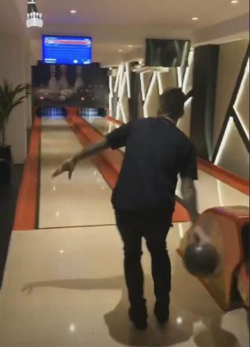 Nathan jogando boliche  em Itapema 