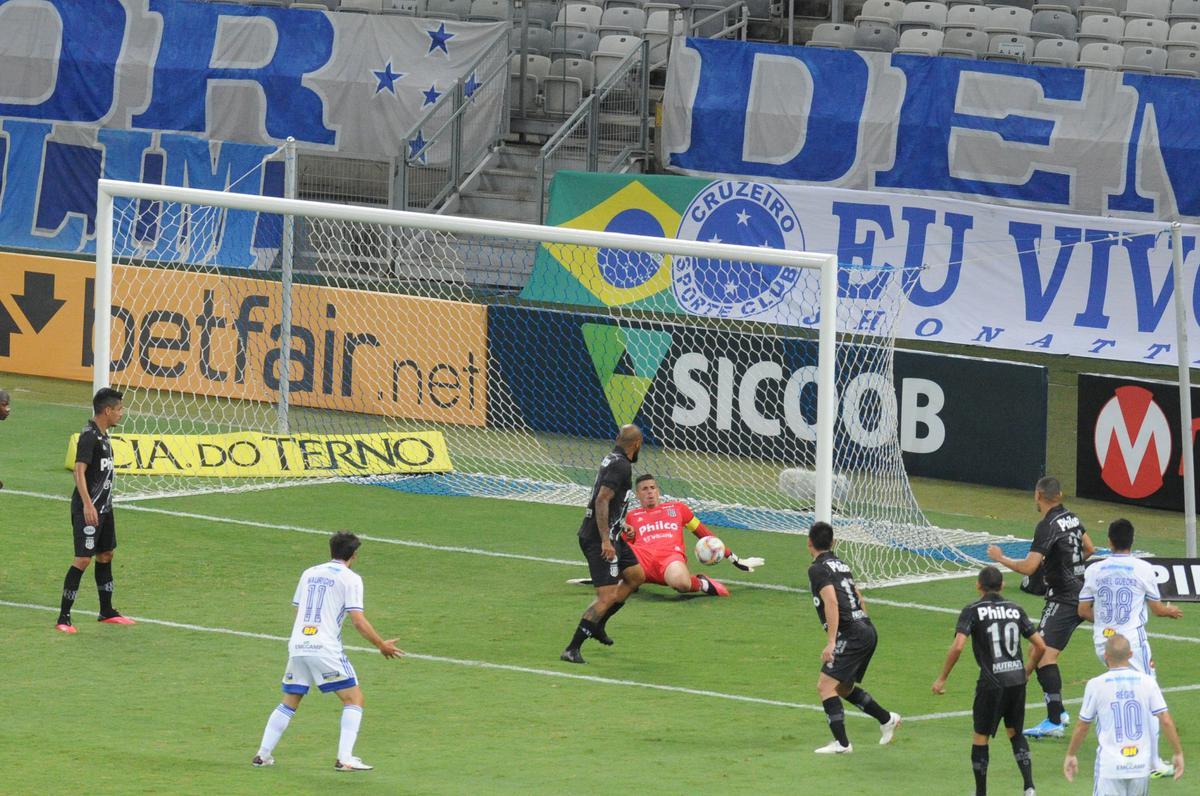 No segundo tempo, Manoel, de cabea, ampliou para o Cruzeiro: 3 a 0