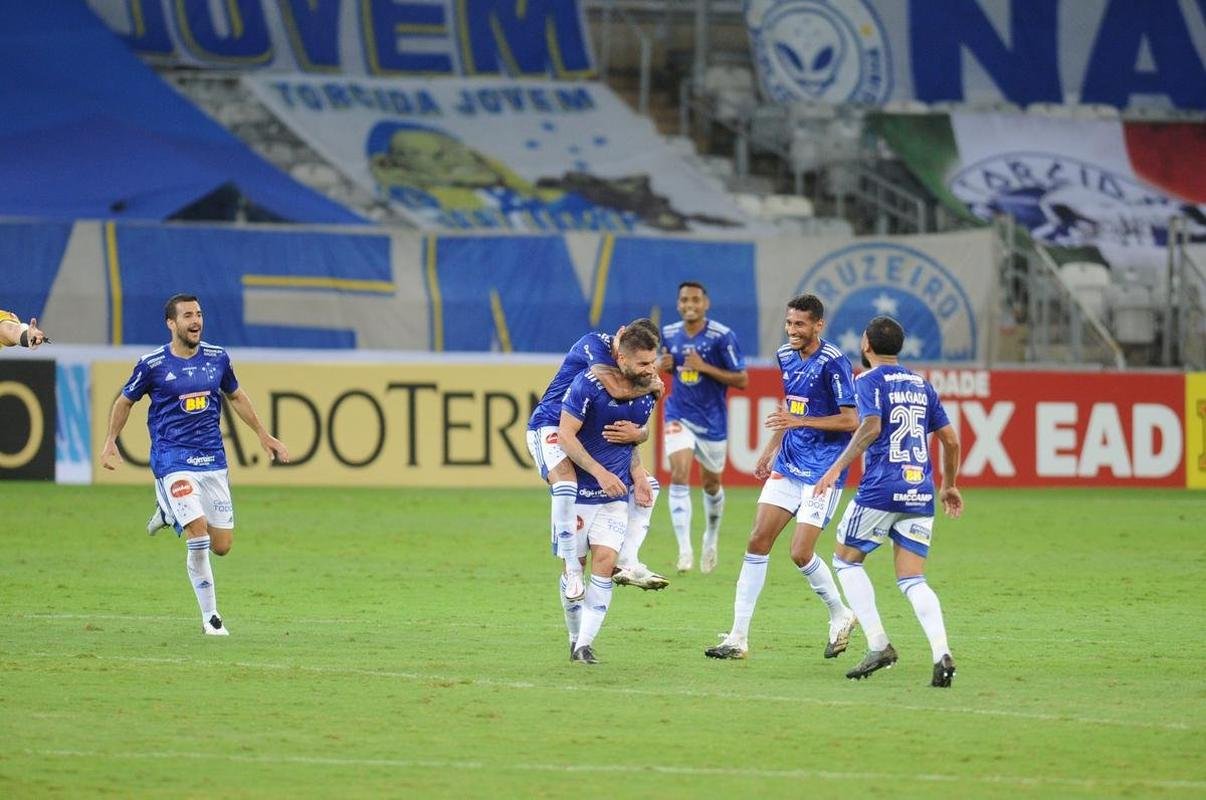 Atacante Rafael Sobis, do Cruzeiro, marcou gol de placa no Mineiro na vitria por 4 a 1 sobre o Brasil de Pelotas, pela 26 rodada da Srie B. Do meio-campo, ele viu o goleiro Rafael Martins adiantado e tocou por cobertura. Um chute perfeito e que entra para a histria do clube e do estdio. (5/12/2020)