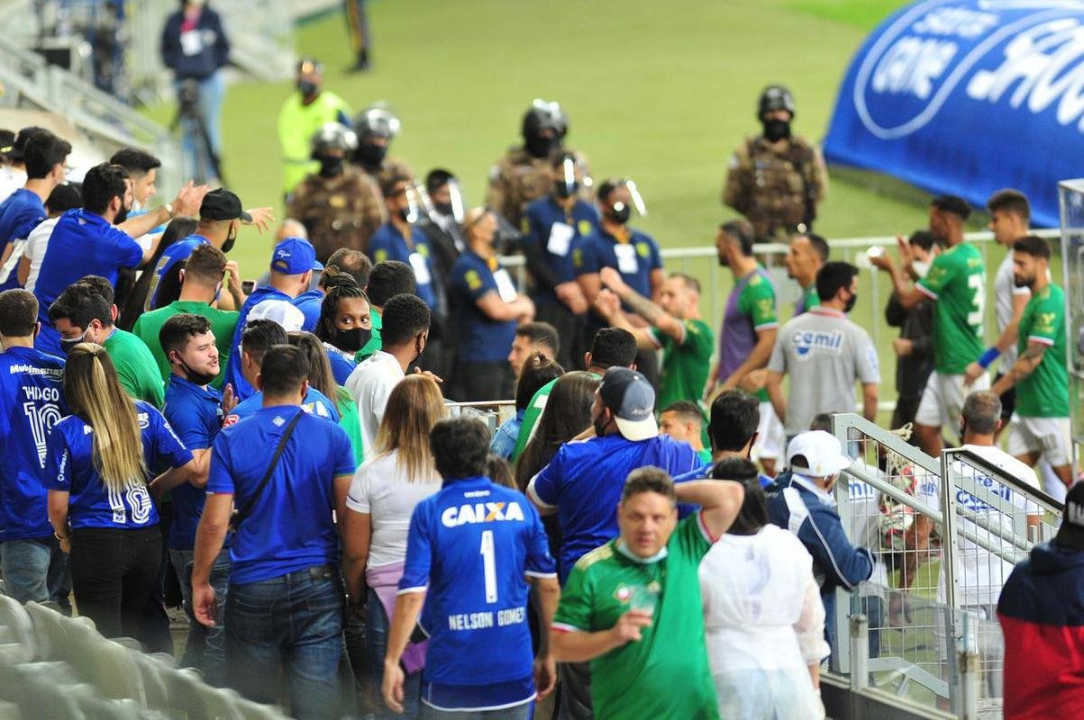Fotos do jogo entre Cruzeiro e Confiana pela Srie B. Jogo  em Belo Horizonte marcou a volta da torcida cruzeirense ao Mineiro aps meses de ausncia devido  pandemia da COVID-19
