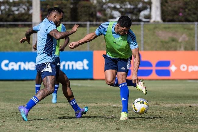 Fotos do treino do Cruzeiro neste domingo, na Toca da Raposa II. As novidades foram as presenas do atacante Rafa Silva, recuperado de incmodo no p direito, e dos recm-contratados Luis Felipe (zagueiro, ex-PSV da Holanda) e Bruno Rodrigues (atacante, ex-Famalico de Portugal)